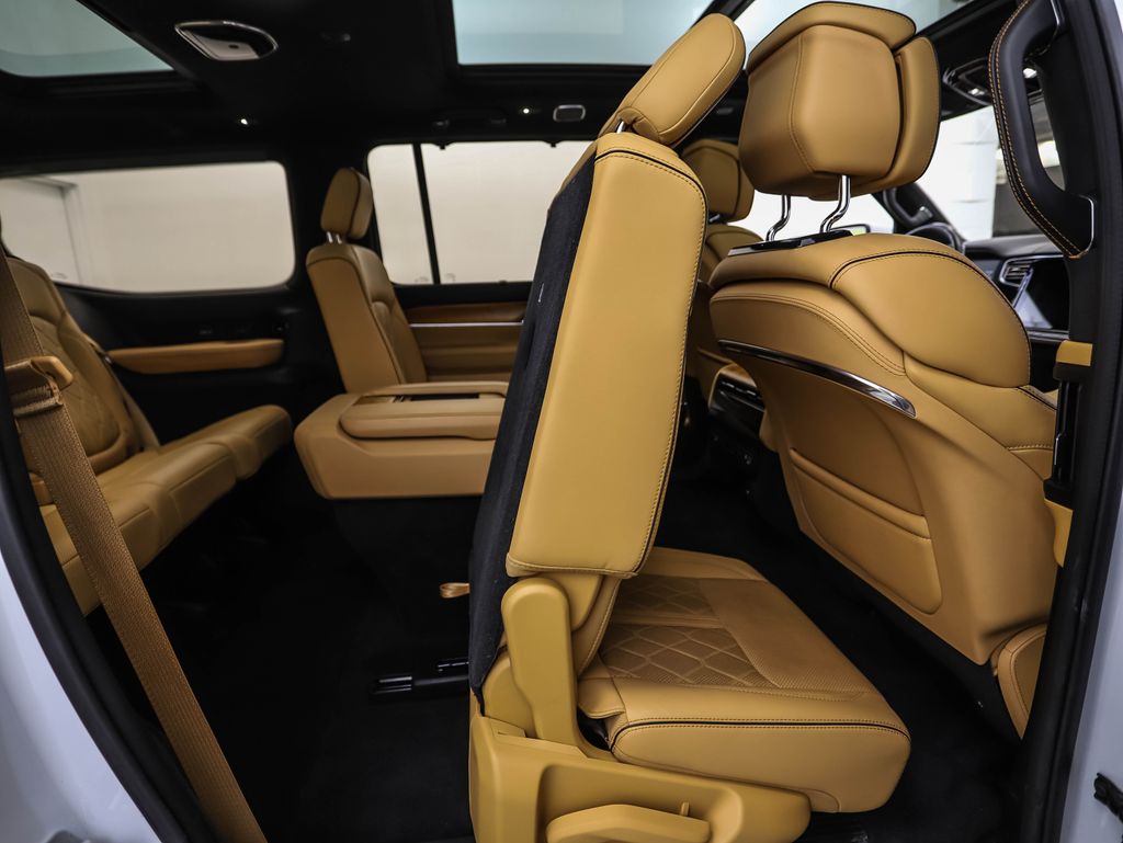 Thumbnail: 2022 Jeep Grand Wagoneer - 31