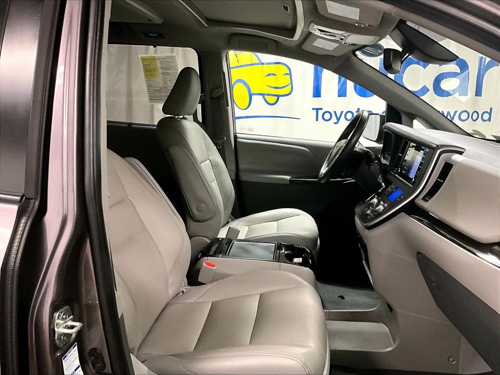 2020 Toyota Sienna — photo 11