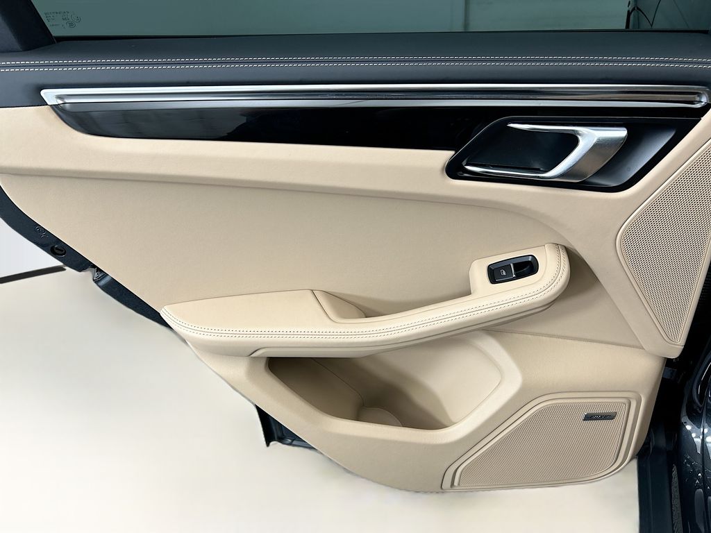 Thumbnail: 2026 Porsche Macan - 27