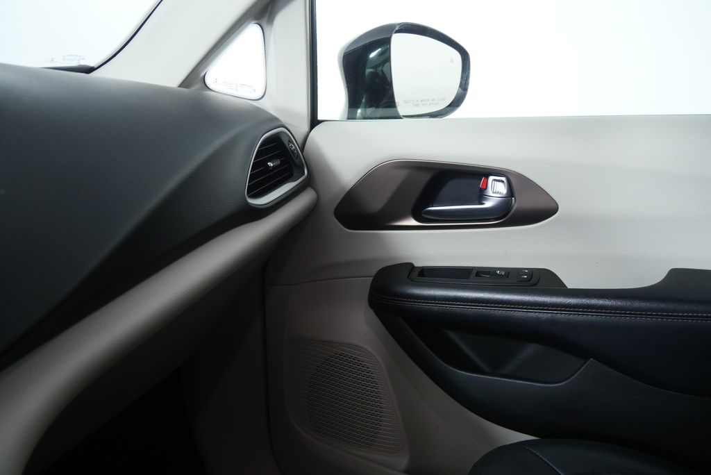Thumbnail: 2019 Chrysler Pacifica - 27