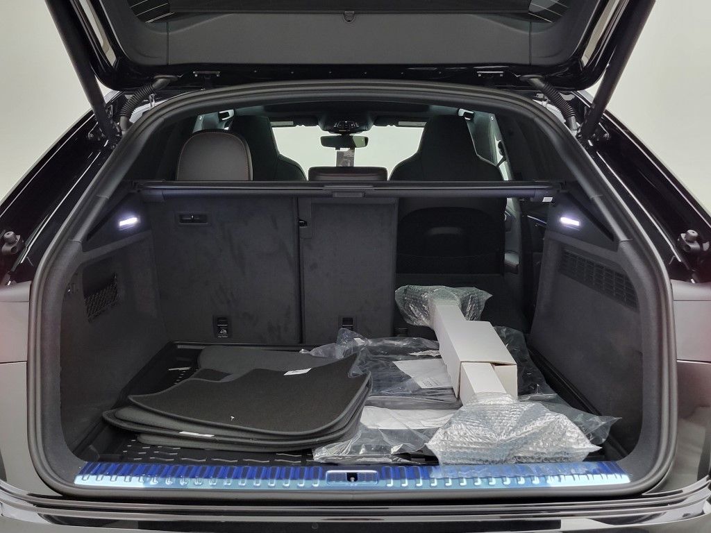 Thumbnail: 2026 Audi RS Q8 - 9