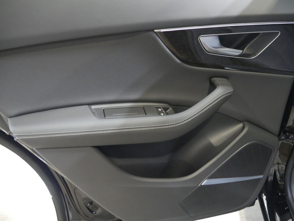 Thumbnail: 2026 Audi Q8 - 22