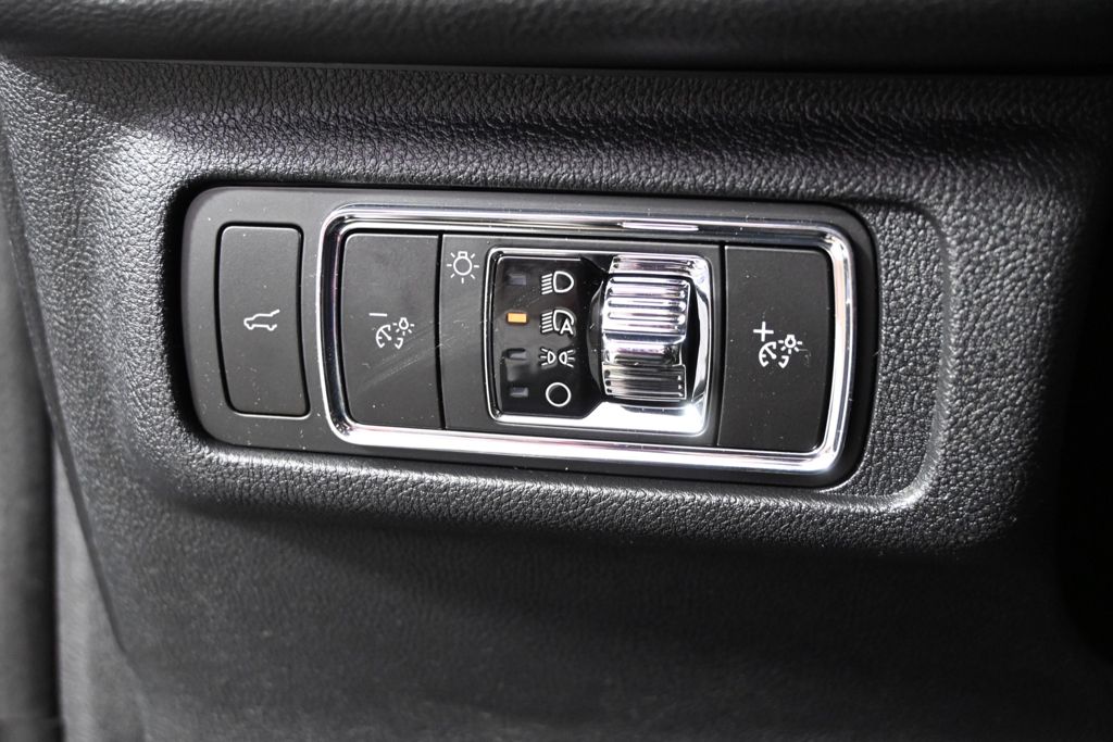 New 2026 White Lincoln Premiere image 24