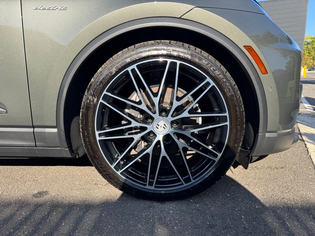 2024 Porsche Macan T 8