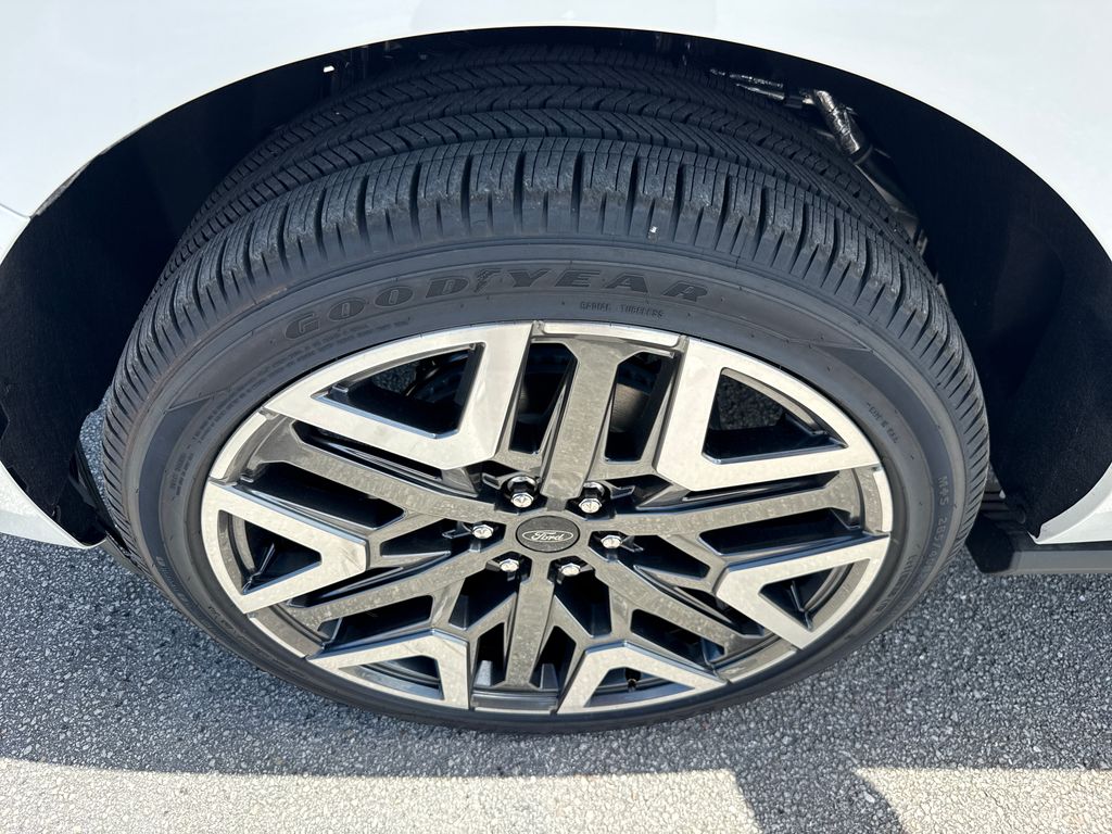 New 2026 White Ford Platinum image 12