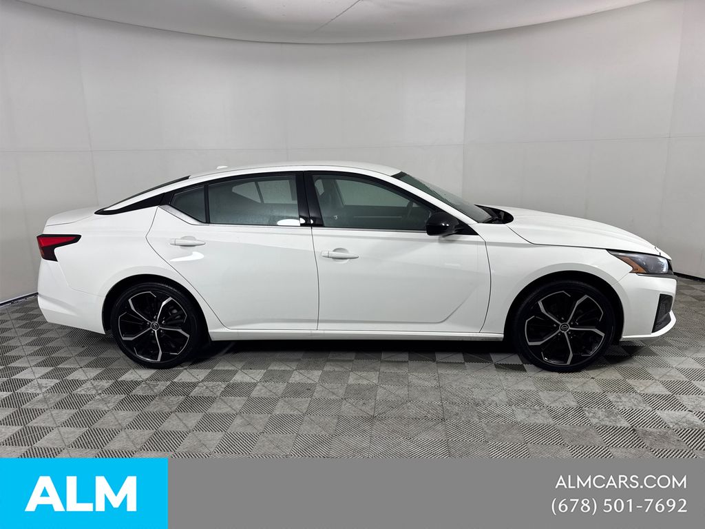 Used 2025 White Nissan 2.5 SR image 5