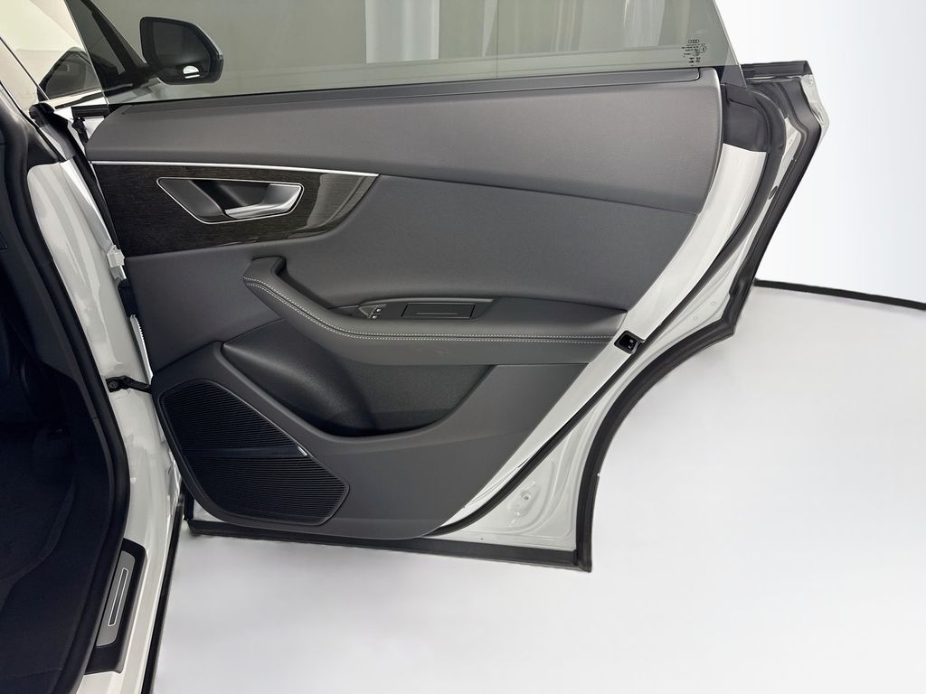 Thumbnail: 2026 Audi Q8 - 27
