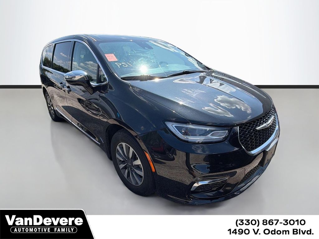 Brilliant Black Crystal Pearlcoat 2023 Chrysler Pacifica Hybrid Minivan Front-Wheel Drive Continuously Variable Transmission