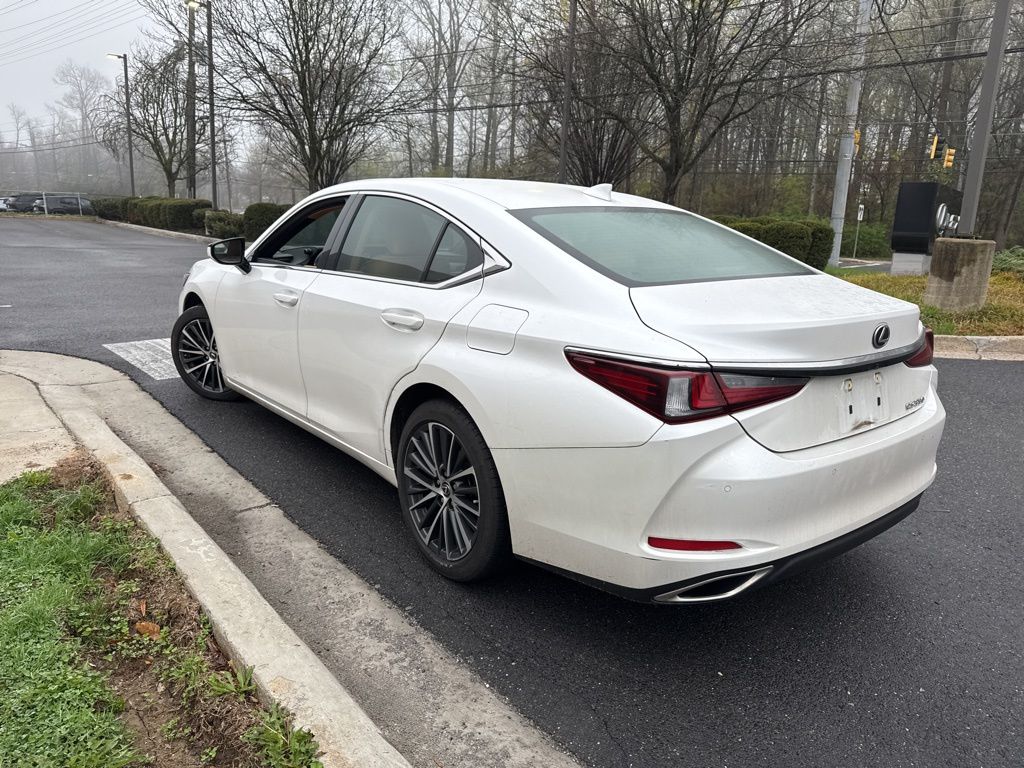 View vehicle photo 5