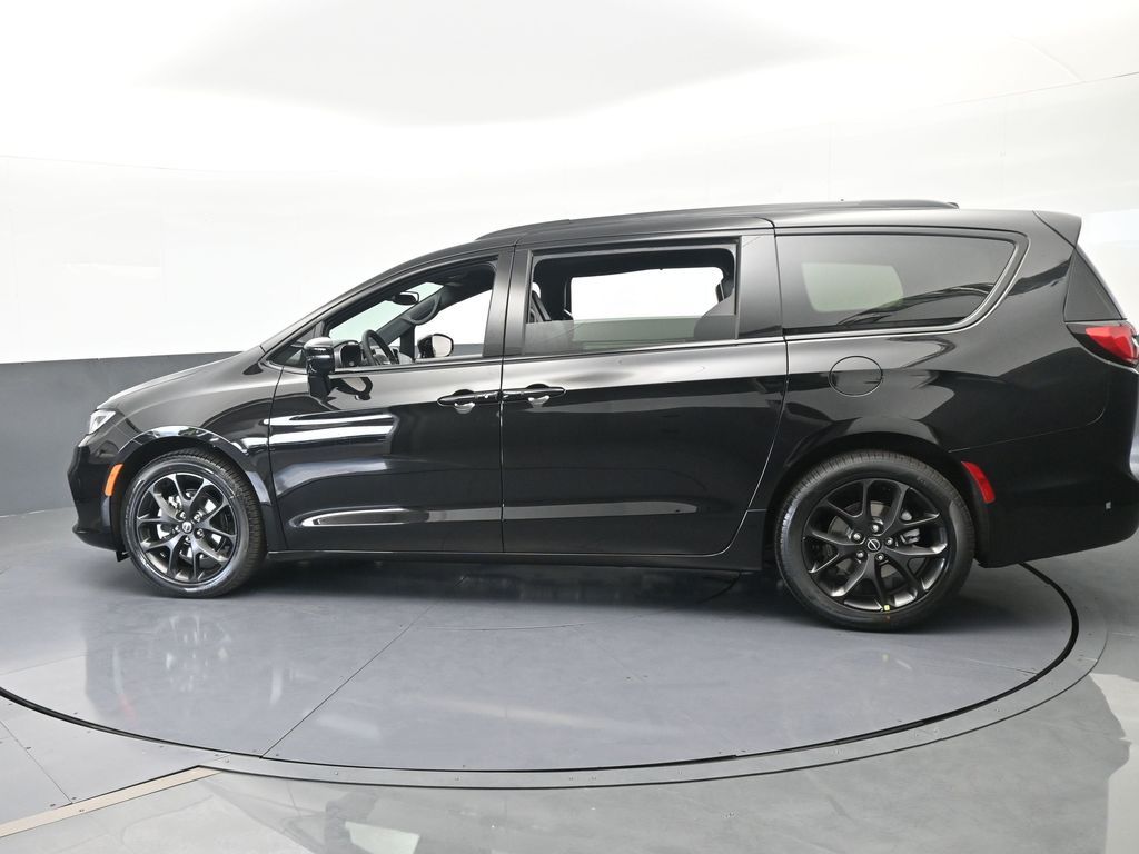 New 2026 Diamond Black Crystal Pearlcoat Chrysler Select image 3