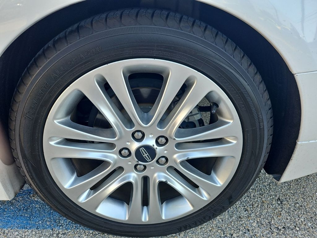 Used 2015 White Lincoln Base image 11