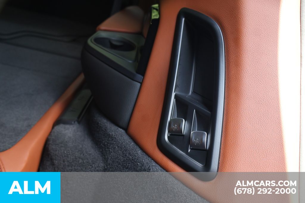 Used 2023 White BMW M60i image 22
