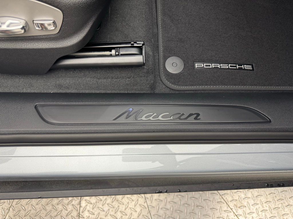 Thumbnail: 2025 Porsche Macan - 18