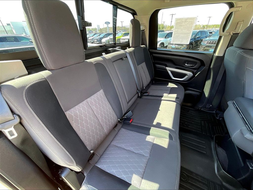 2024 Nissan Titan — photo 15