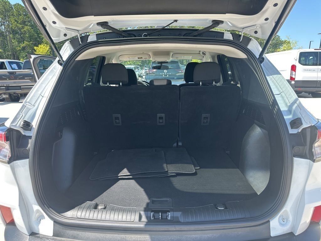 2022 Oxford White Ford Escape SE FWD SUV