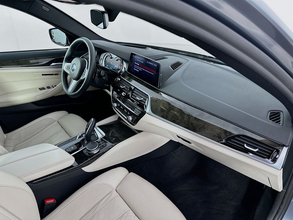 2019 BMW 5 Series 540i 30