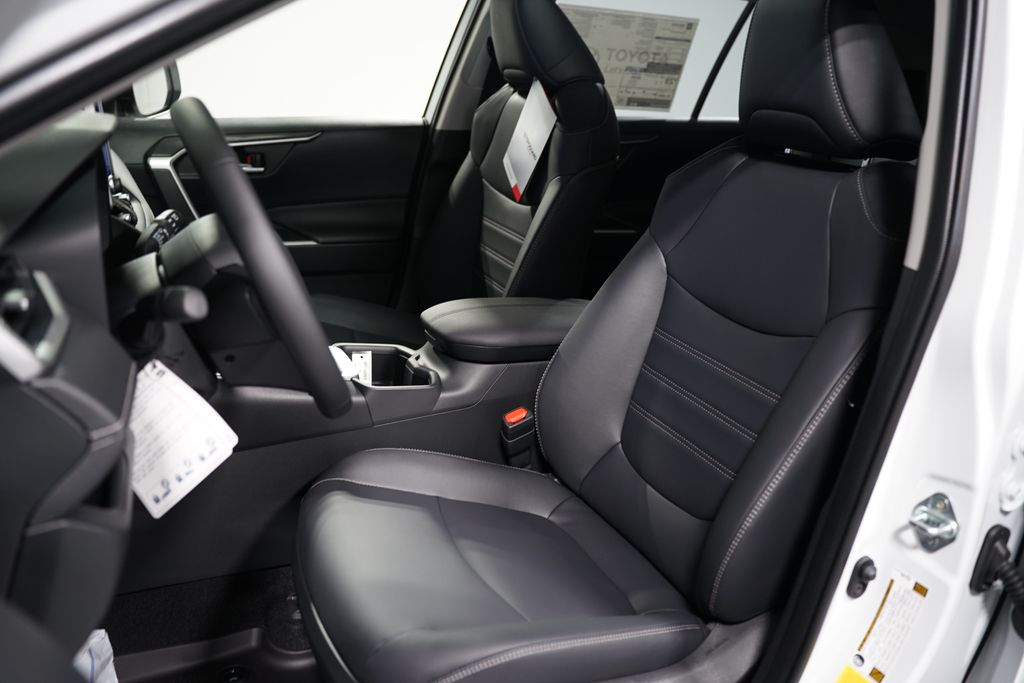 2025 Toyota RAV4 XLE Premium 27