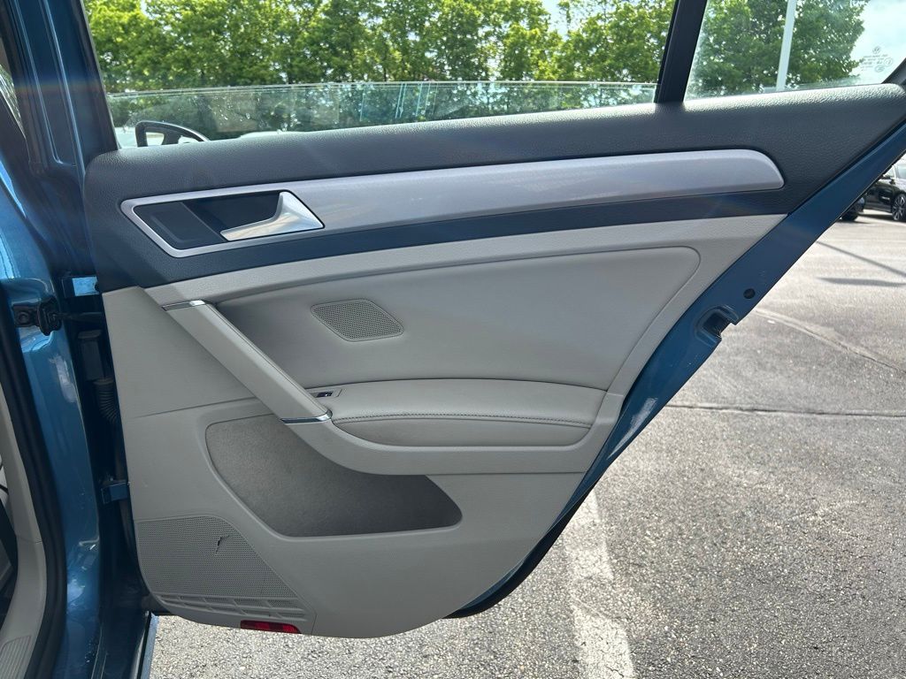 2015 Volkswagen e-Golf SEL Premium 21