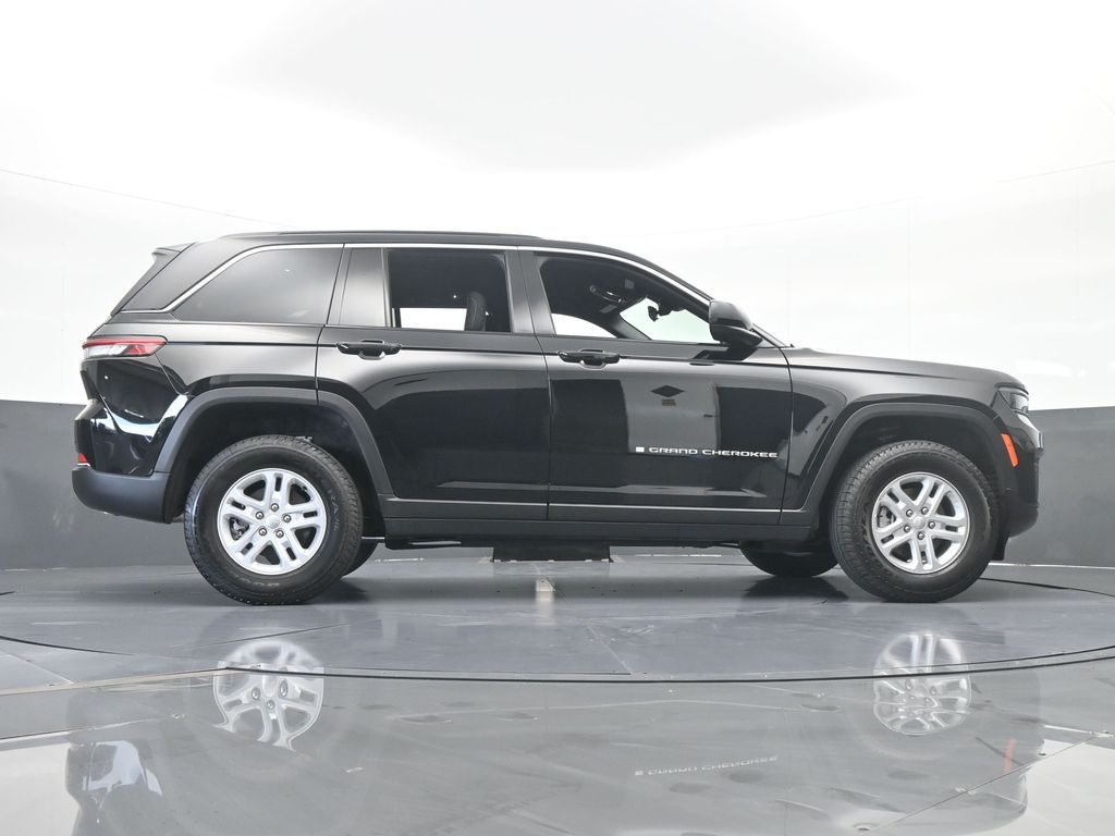 Used 2025 Diamond Black Crystal Pearlcoat Jeep Laredo image 58