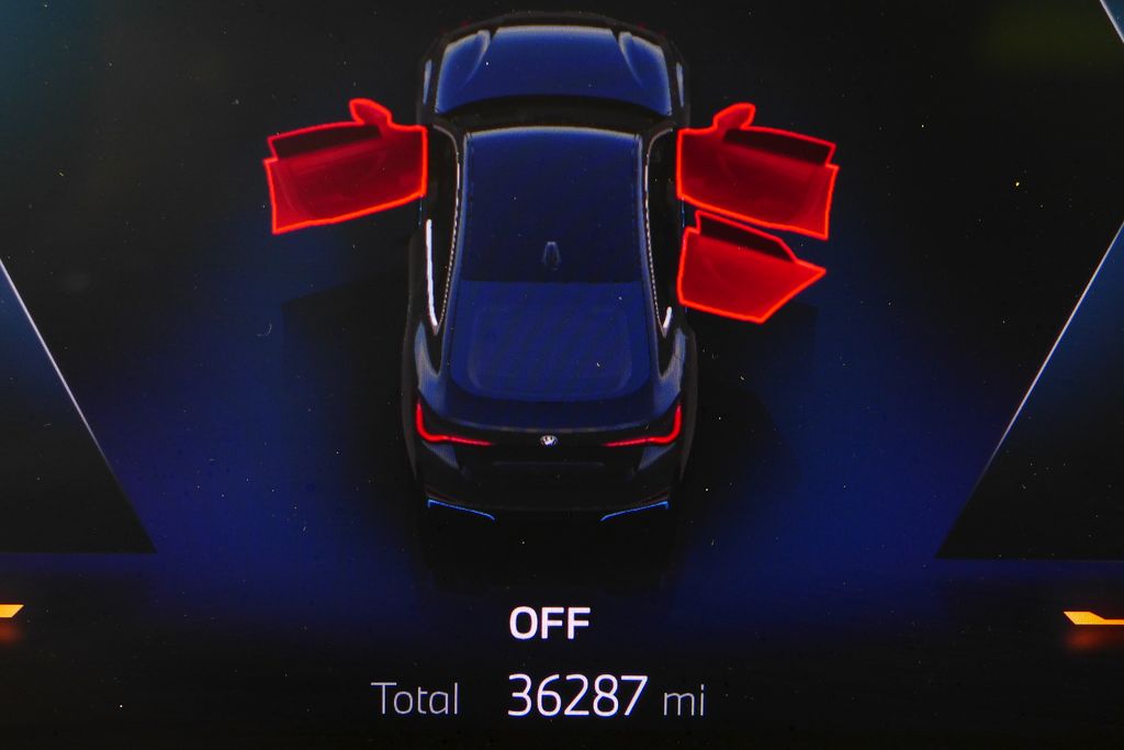 Thumbnail: 2023 BMW i4 - 32