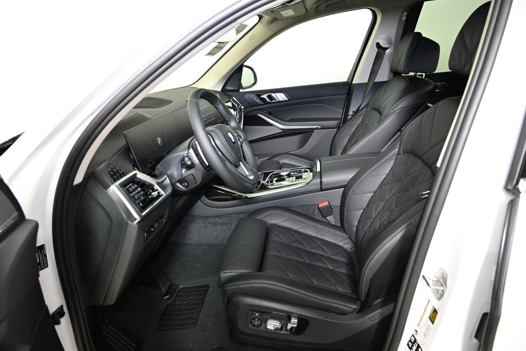 Thumbnail: 2026 BMW X7 - 14