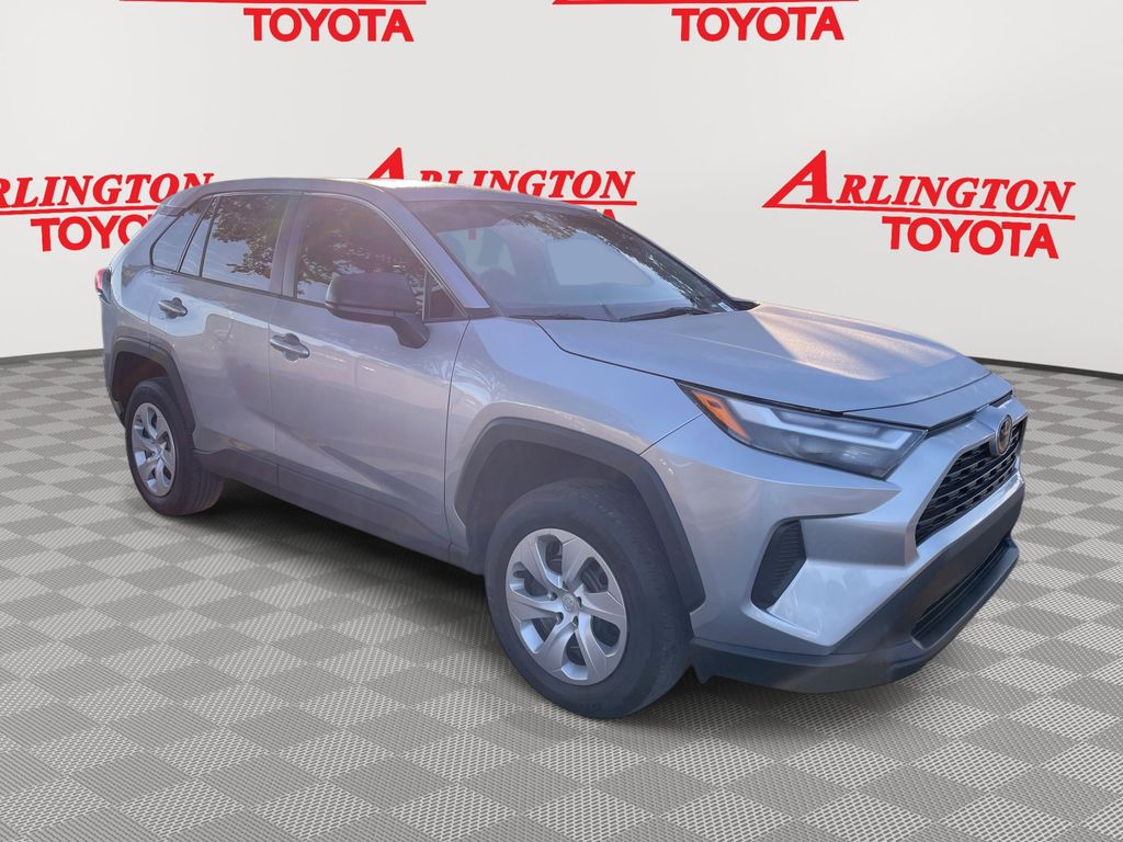 2024 Toyota RAV4 LE's photo