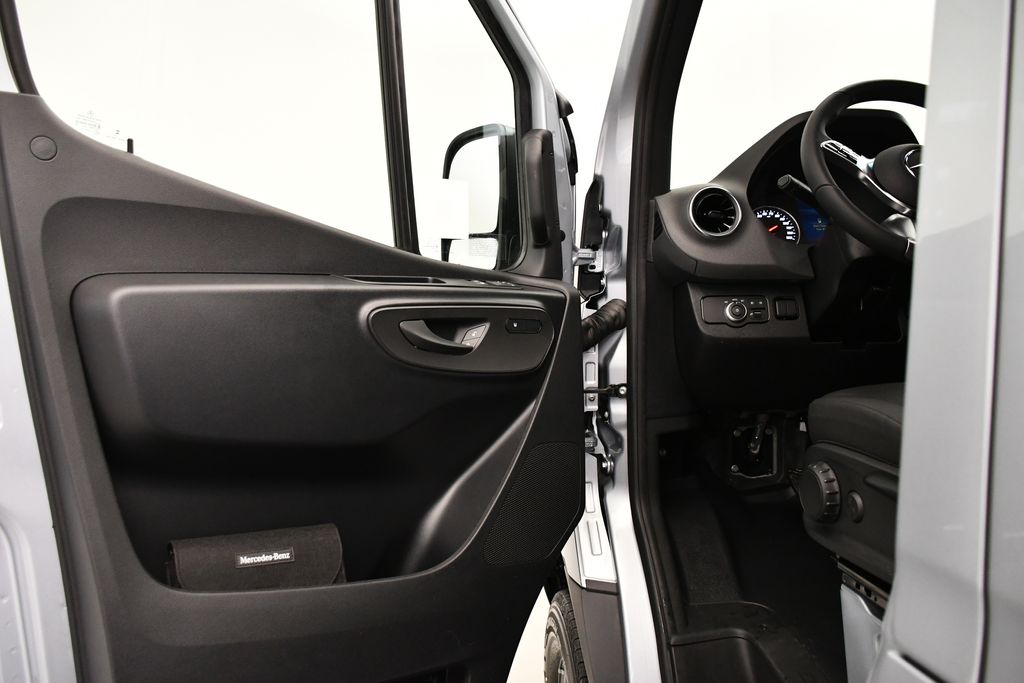 Thumbnail: 2025 Mercedes-Benz Sprinter - 24