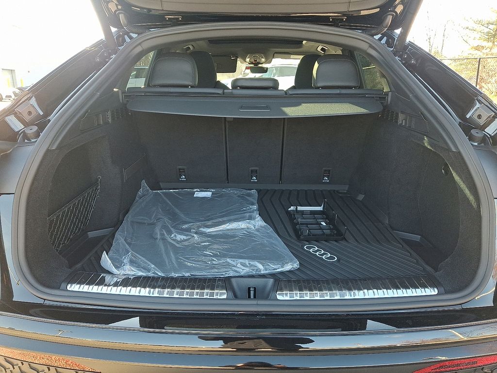 Thumbnail: 2025 Audi SQ5 - 30