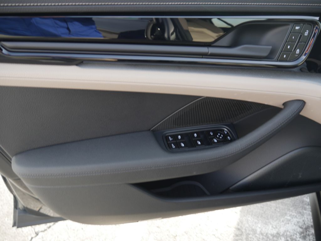 Thumbnail: 2026 Porsche Panamera - 17