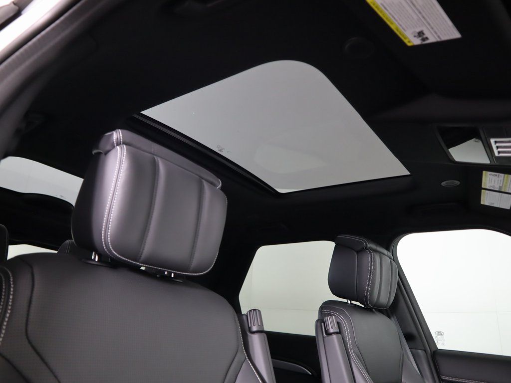 Thumbnail: 2023 Land Rover Discovery - 21