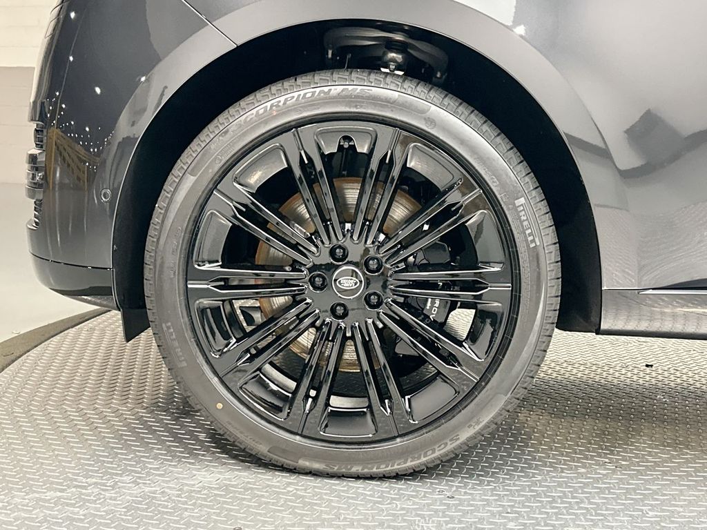 2025 Land Rover Range Rover SE 4