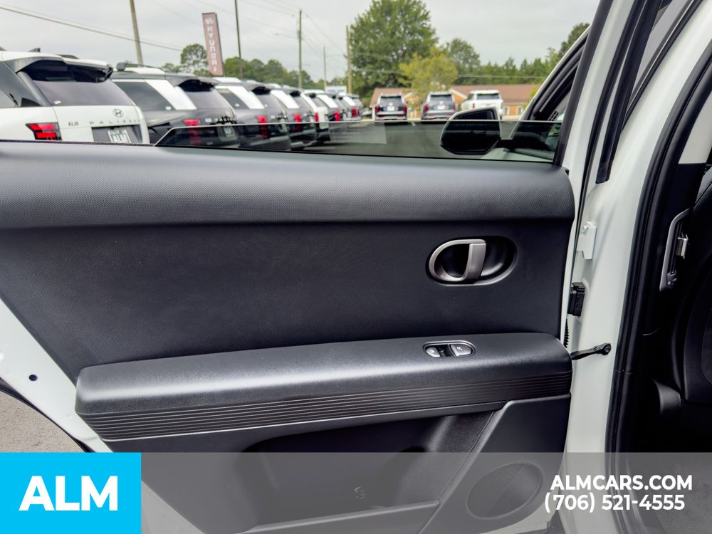 Used 2025 White Hyundai SEL image 11