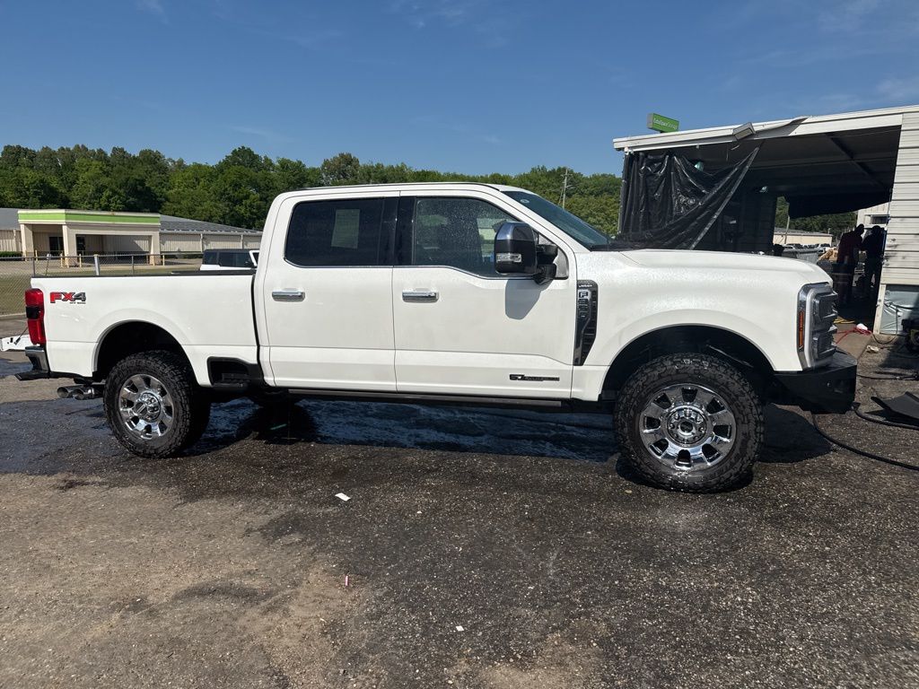 2025 Star White Metallic Tri-Coat Ford Super Duty F-350 SRW Lariat 4X4 Truck