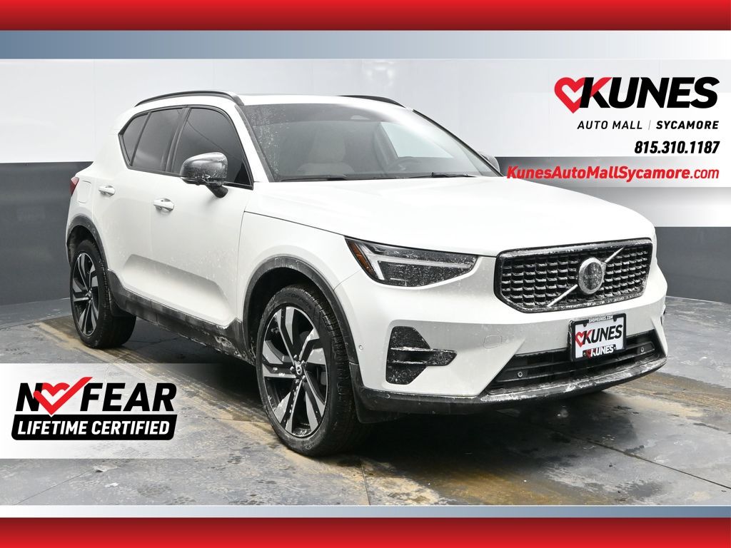Crystal White 2023 Volvo XC40 B5 Ultimate Dark Theme AWD SUV / Crossover All-Wheel Drive Automatic