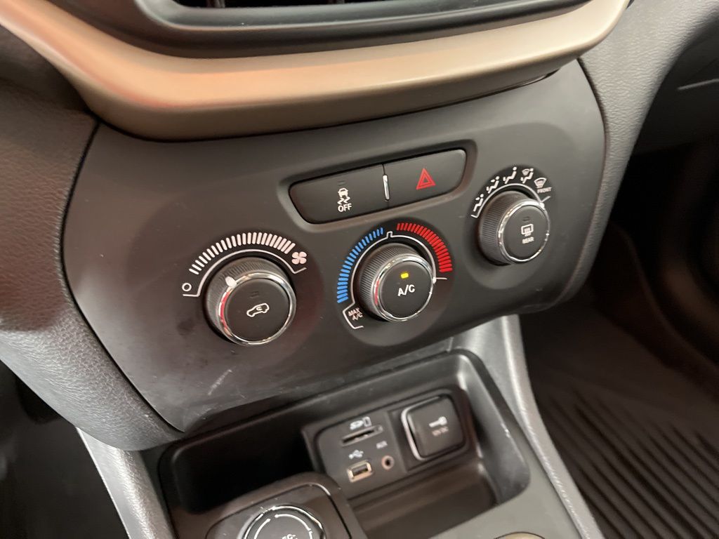 Thumbnail: 2018 Jeep Cherokee - 28