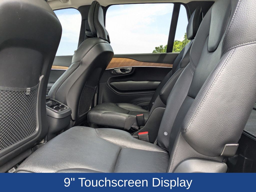 2022 Volvo XC90 T6 Momentum 6-Passenger