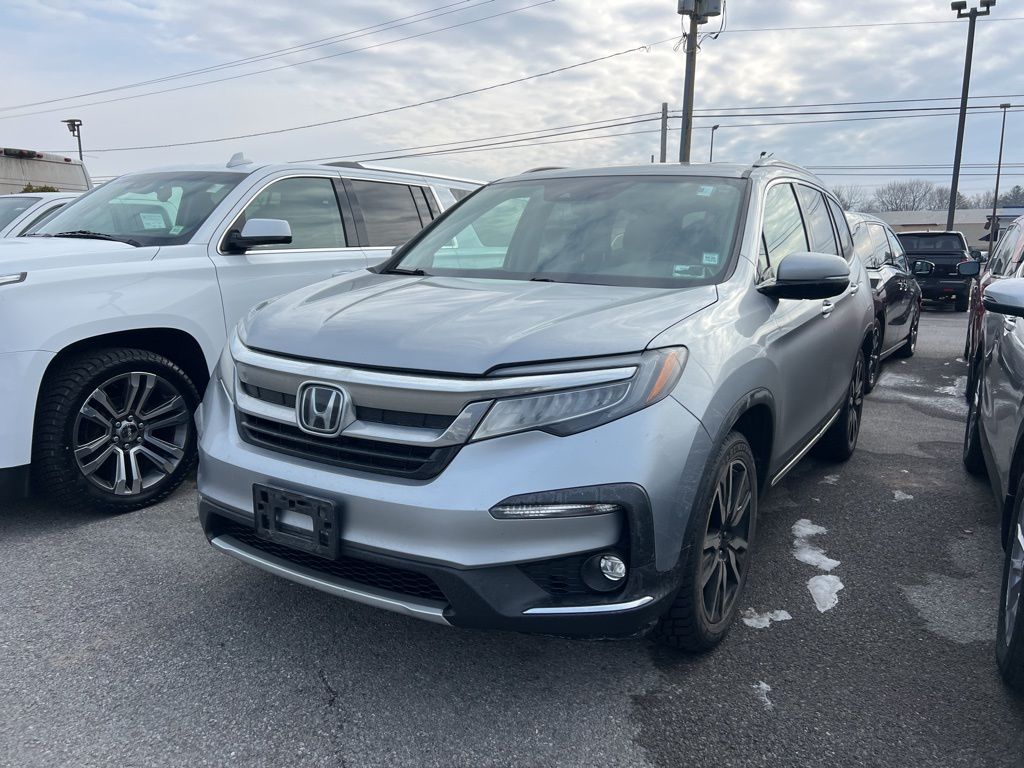 2019 Honda Pilot Touring AWD with Rear Captain's Chairs