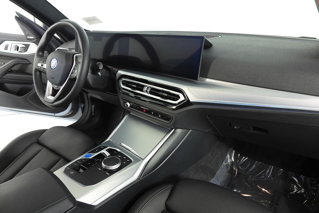 Thumbnail: 2023 BMW i4 - 13