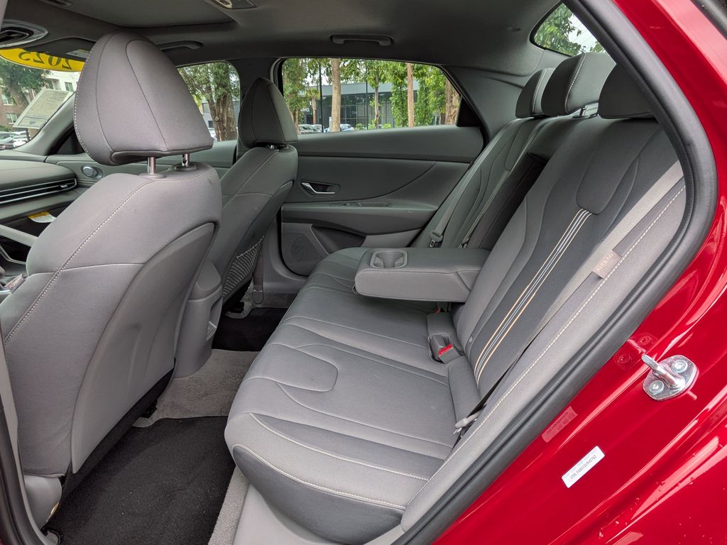 2025 Hyundai Elantra SEL - Photo 12