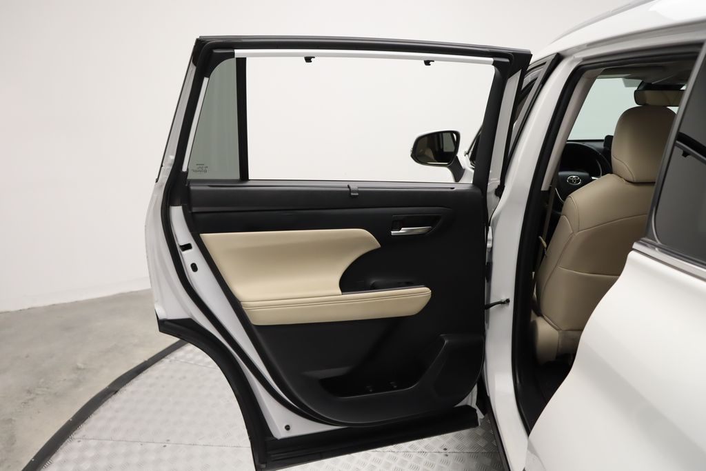 Thumbnail: 2023 Toyota Highlander - 21