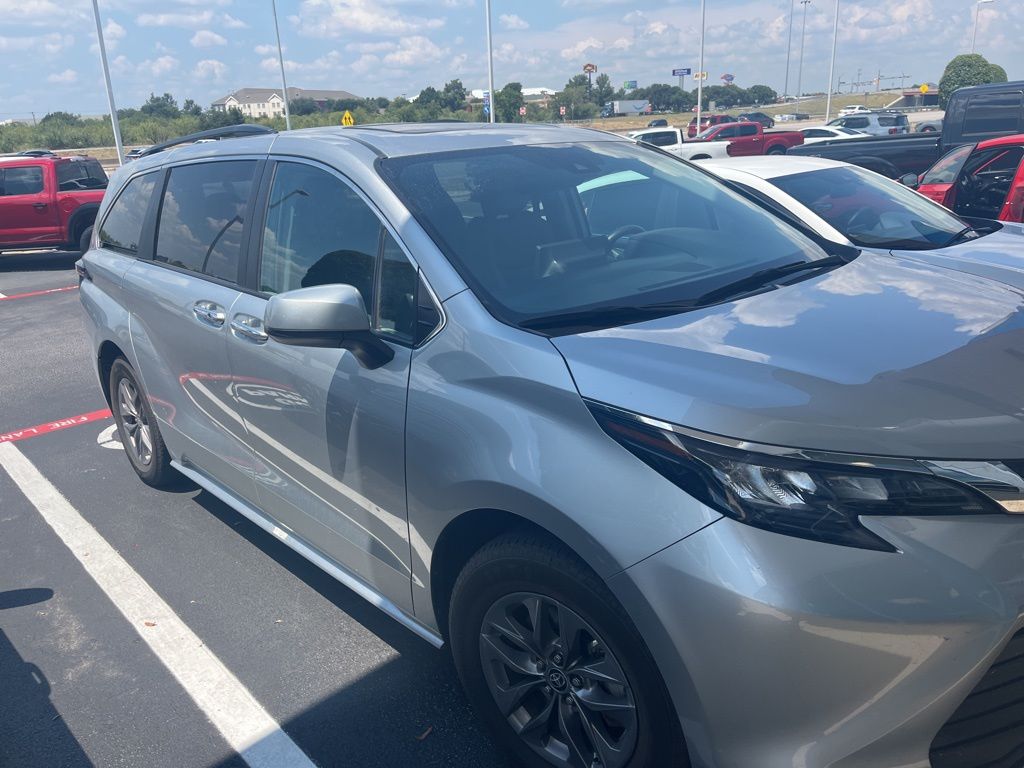 Thumbnail: 2024 Toyota Sienna - 3