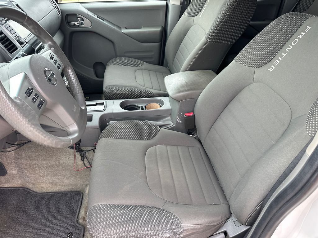 Used 2015 White Nissan Desert Runner image 9