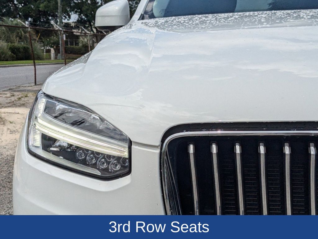 2022 Volvo XC90 T6 Momentum 6-Passenger