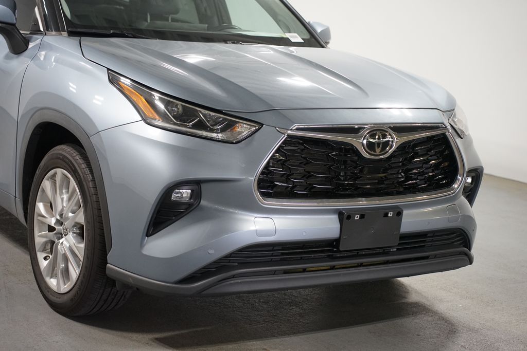 Thumbnail: 2023 Toyota Highlander - 4