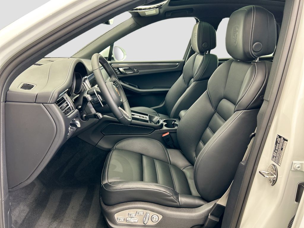 Thumbnail: 2026 Porsche Macan - 5