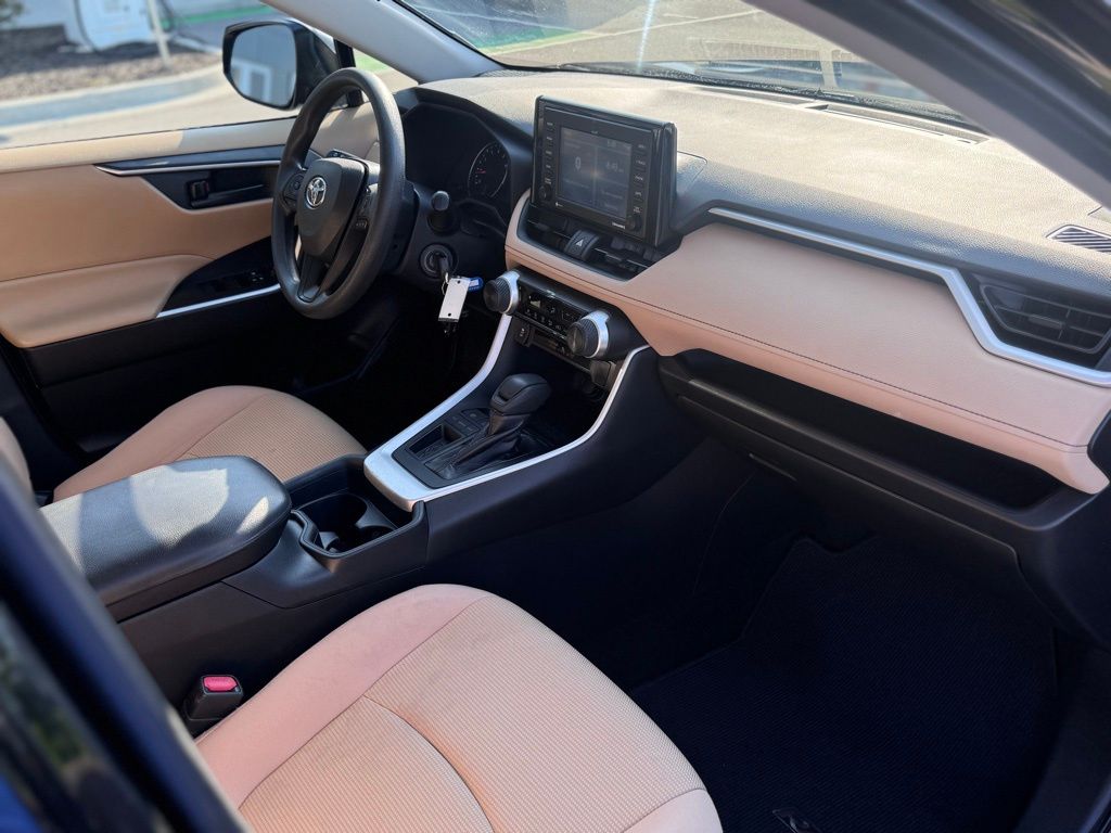 2020 Toyota RAV4 LE