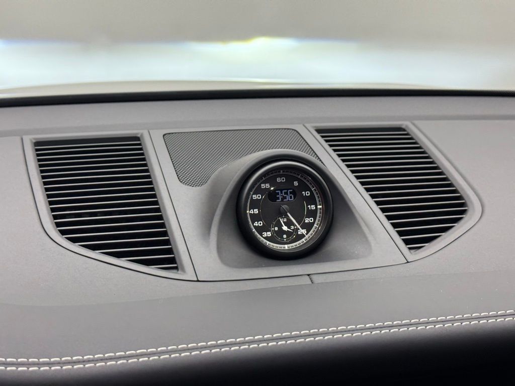 Thumbnail: 2023 Porsche Macan - 22