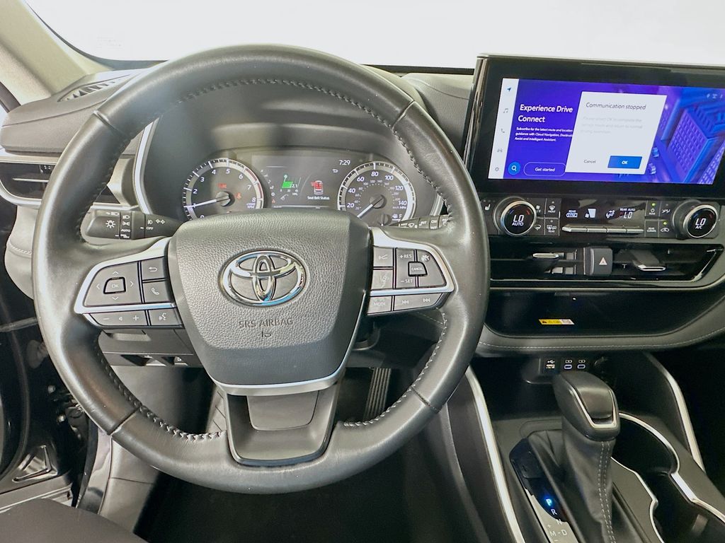 Thumbnail: 2023 Toyota Highlander - 11