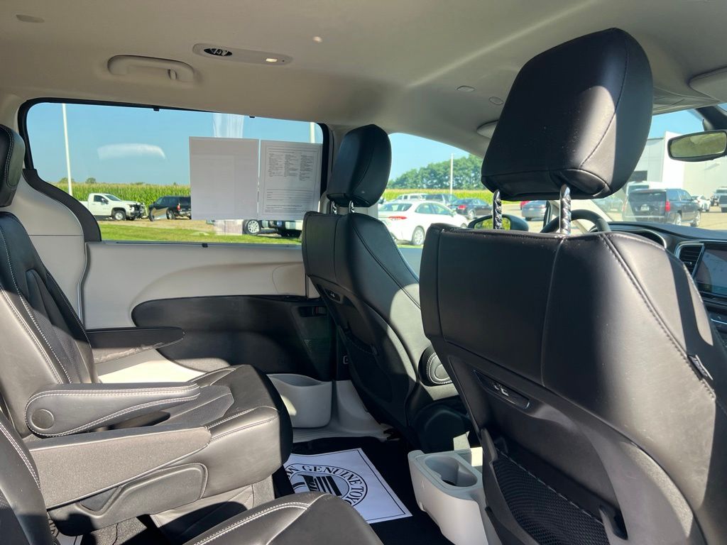 Used 2023 Chrysler Pacifica Van