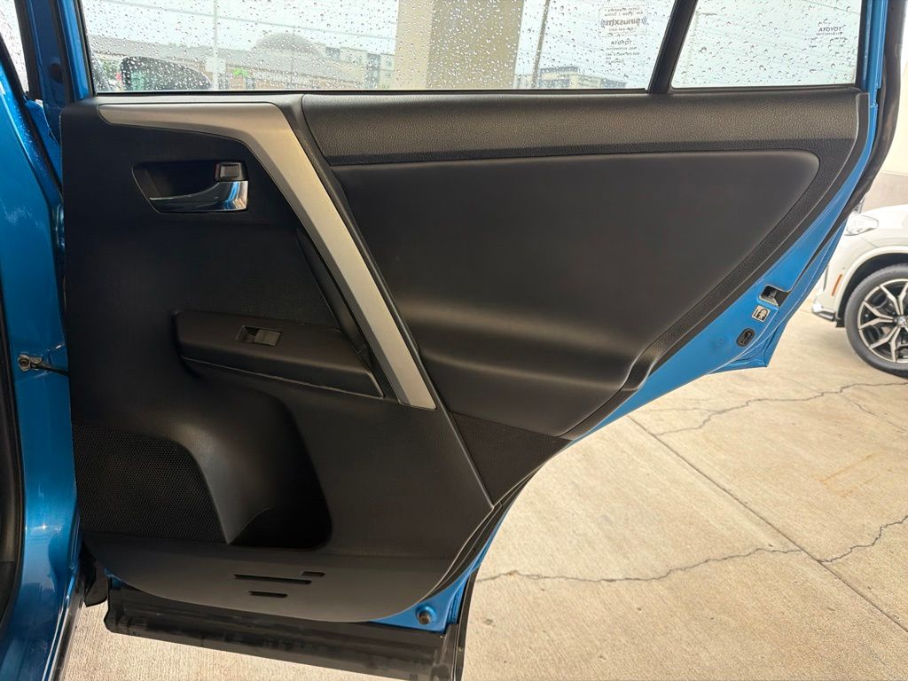 Thumbnail: 2018 Toyota RAV4 - 23